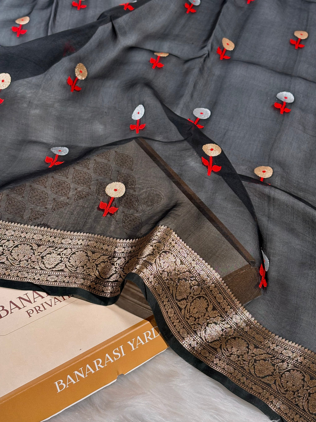 Handwoven on traditional looms in Varanasi, this Pure Kora Organza Alfi Banarasi saree combines delicate lightweight organza with intricate zari and silk thread detailing.