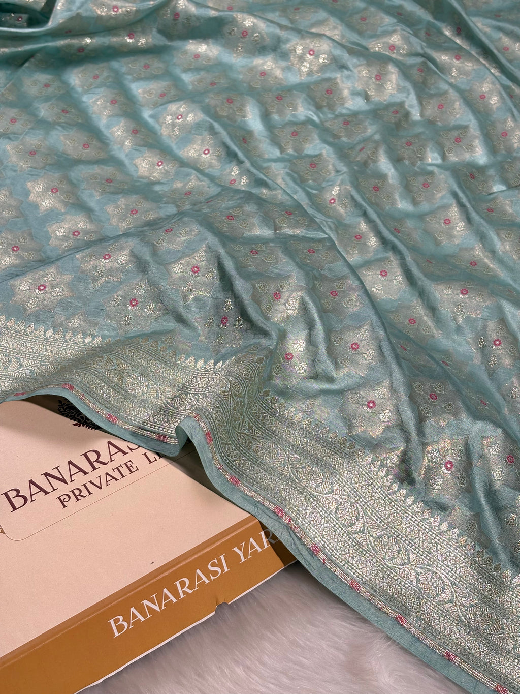 Banarasi saree features intricate alfi mina weaving—a delicate technique where fine floral motifs are embellished across the saree.