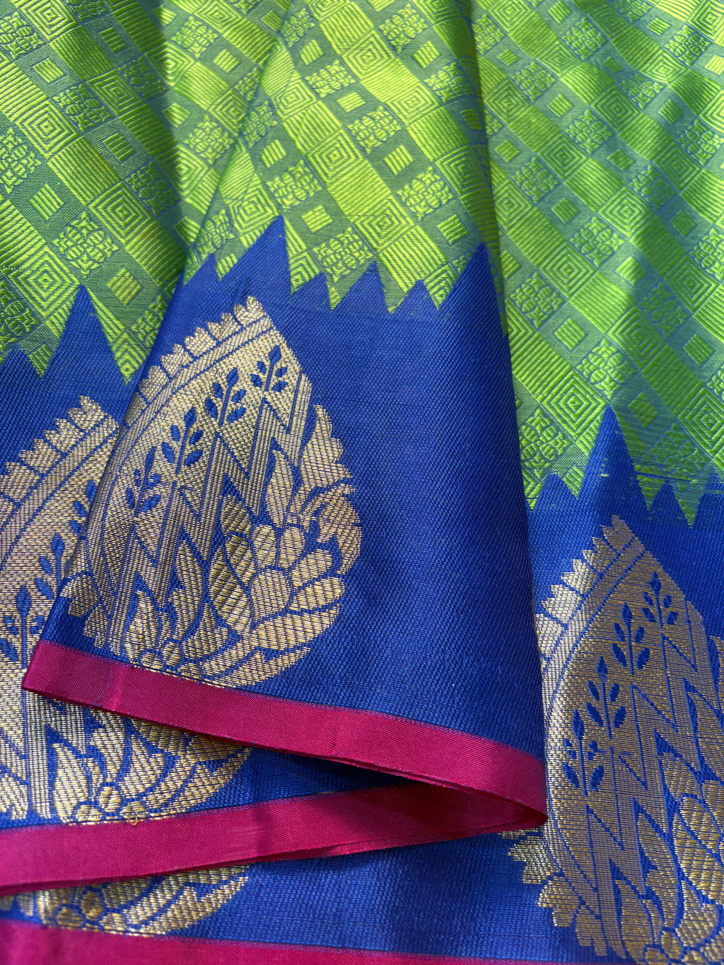 Contrast Banarasi Fancy Katan Tanchui Silk Saree