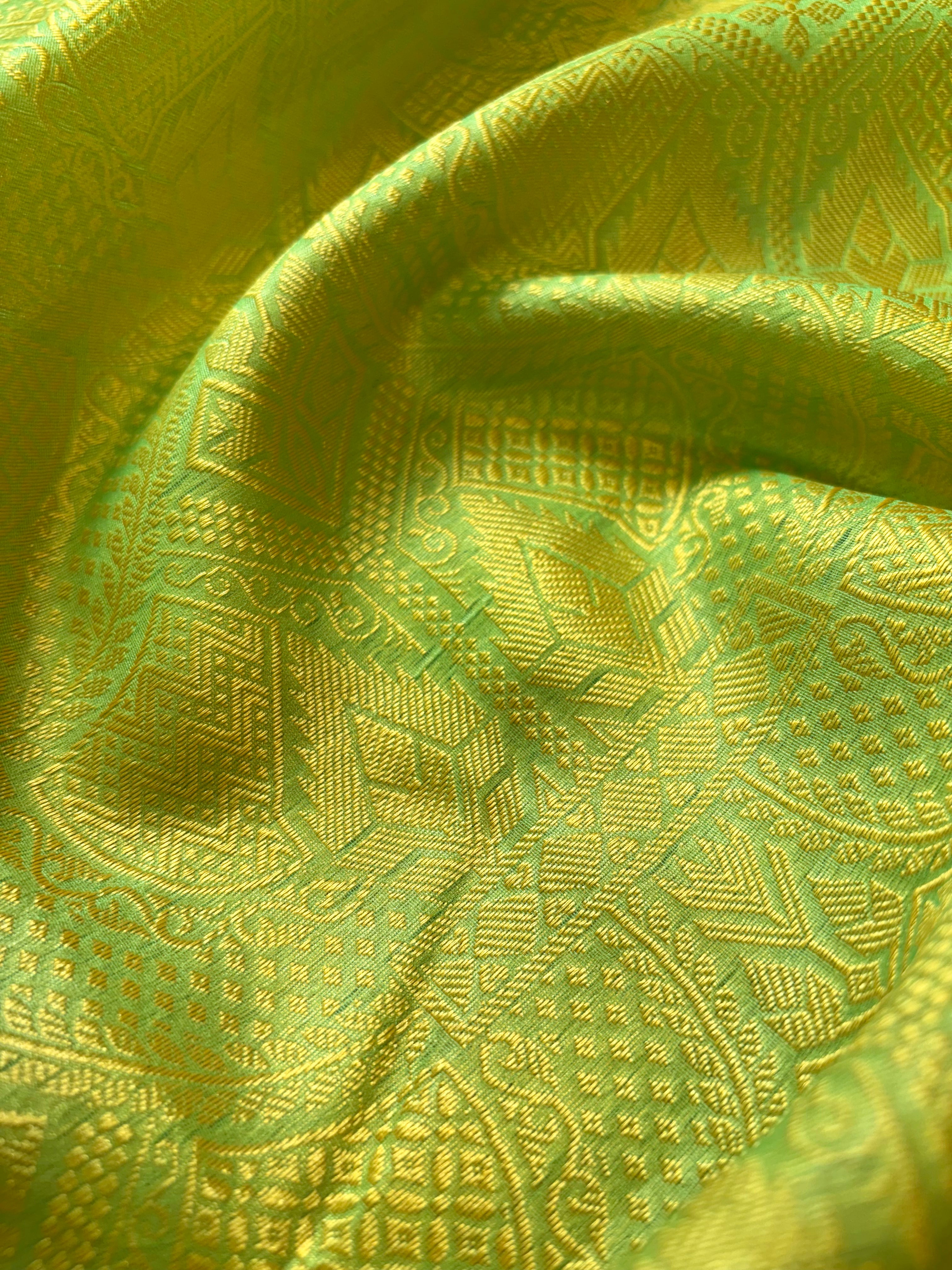 Contrast Banarasi Fancy Katan Tanchui Meena Saree
