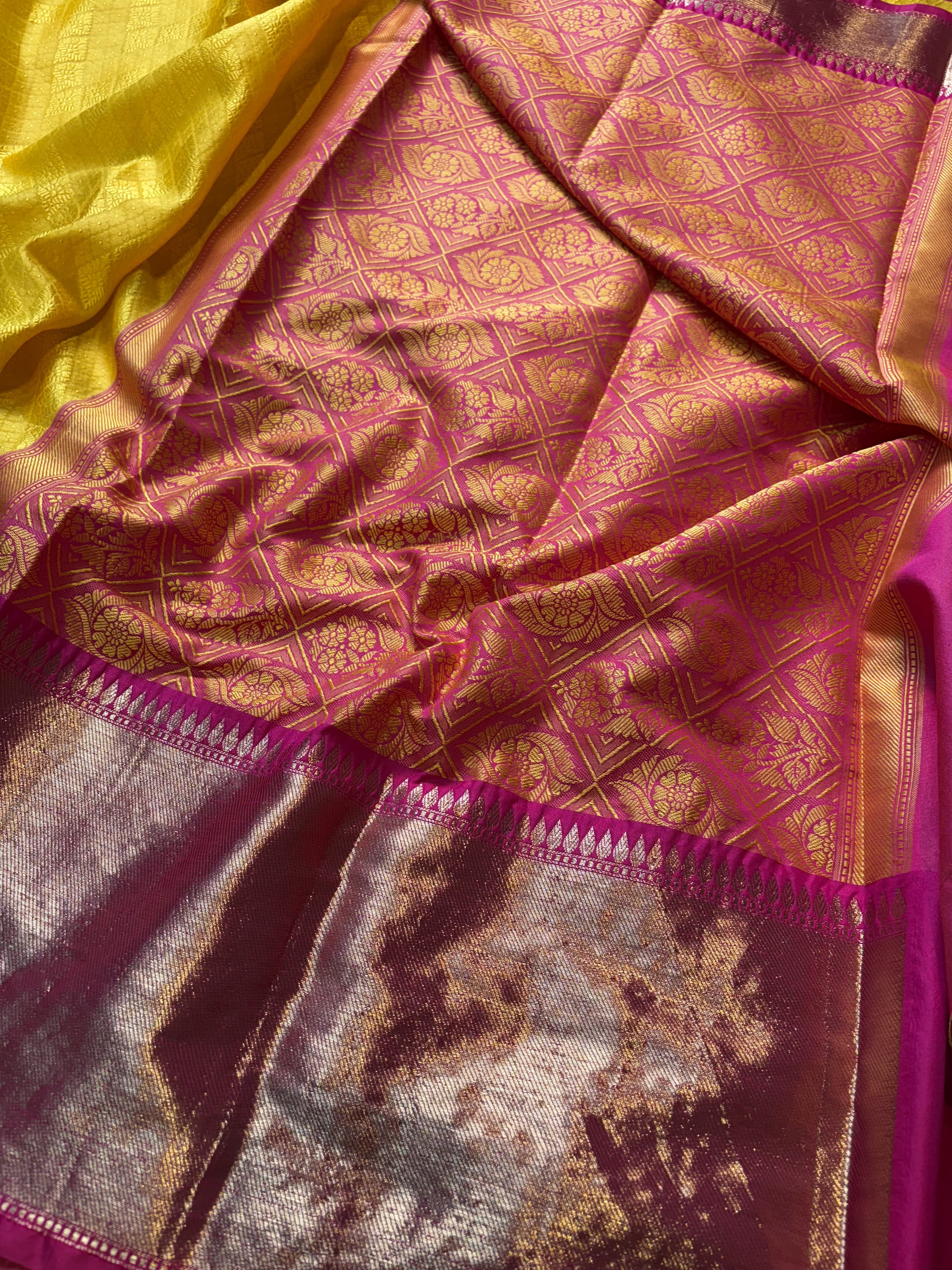 Contrast Banarasi Fancy Katan Tanchui Meena Saree.