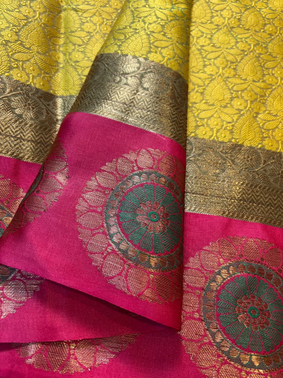 Contrast Banarasi Fancy Katan Tanchui Silk Saree